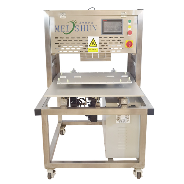 Single blade ultrasound cutter slicing round cakes