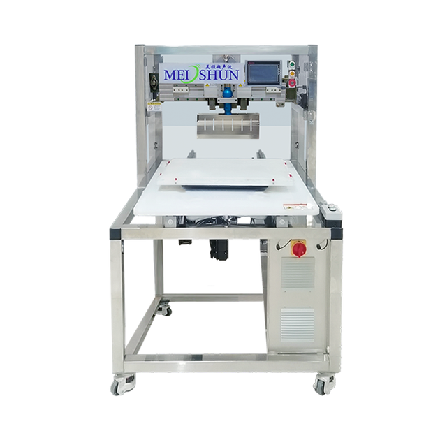 300 mm ultrasonic knife cutting cakes within a tray