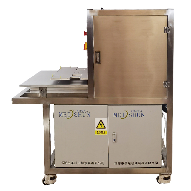 Single blade ultrasound cutter slicing round cakes